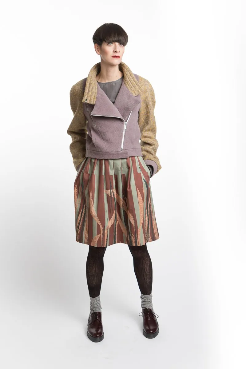 Pleated skirt with leave print