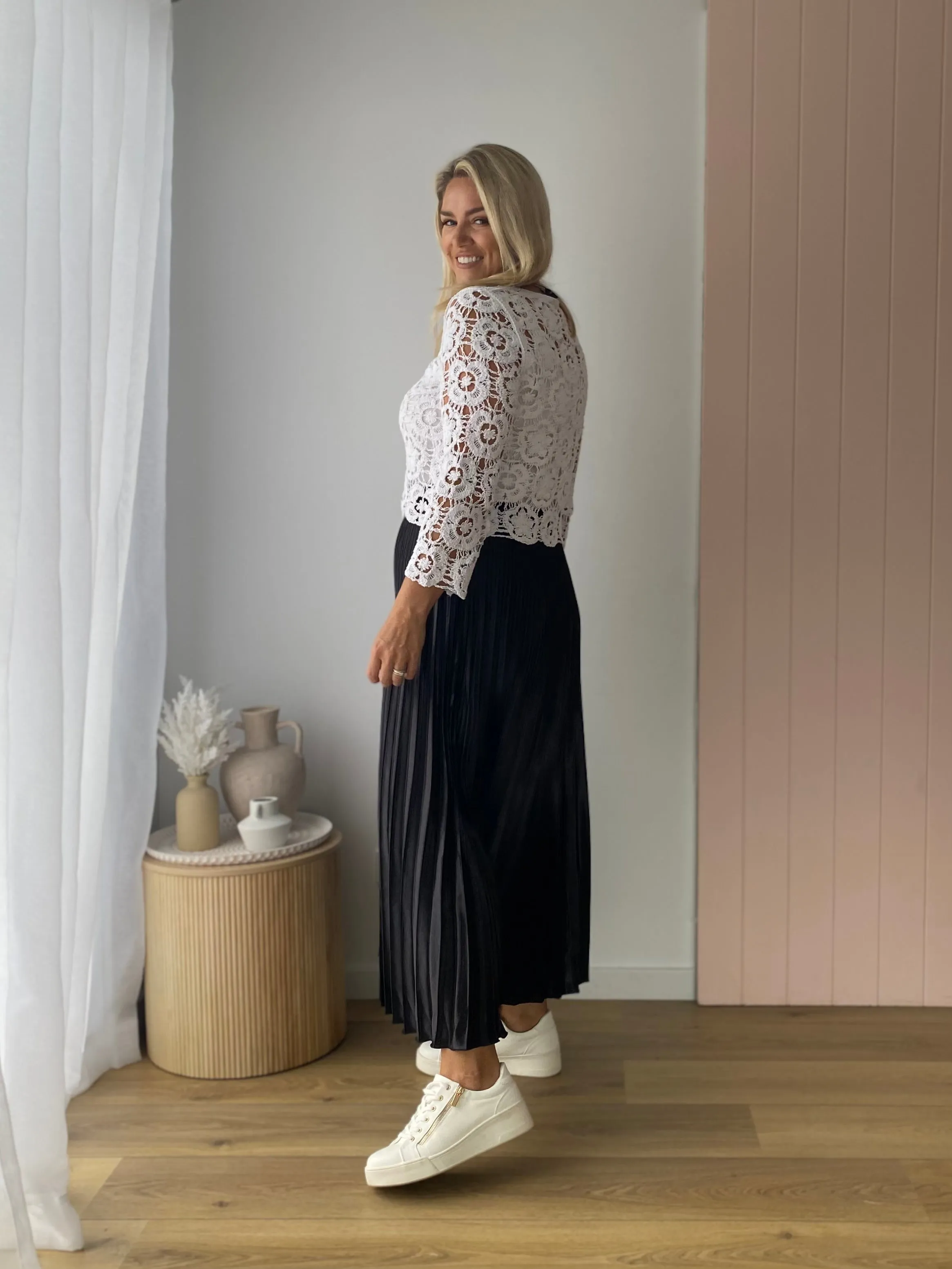 THE LONG PLEATED SKIRT