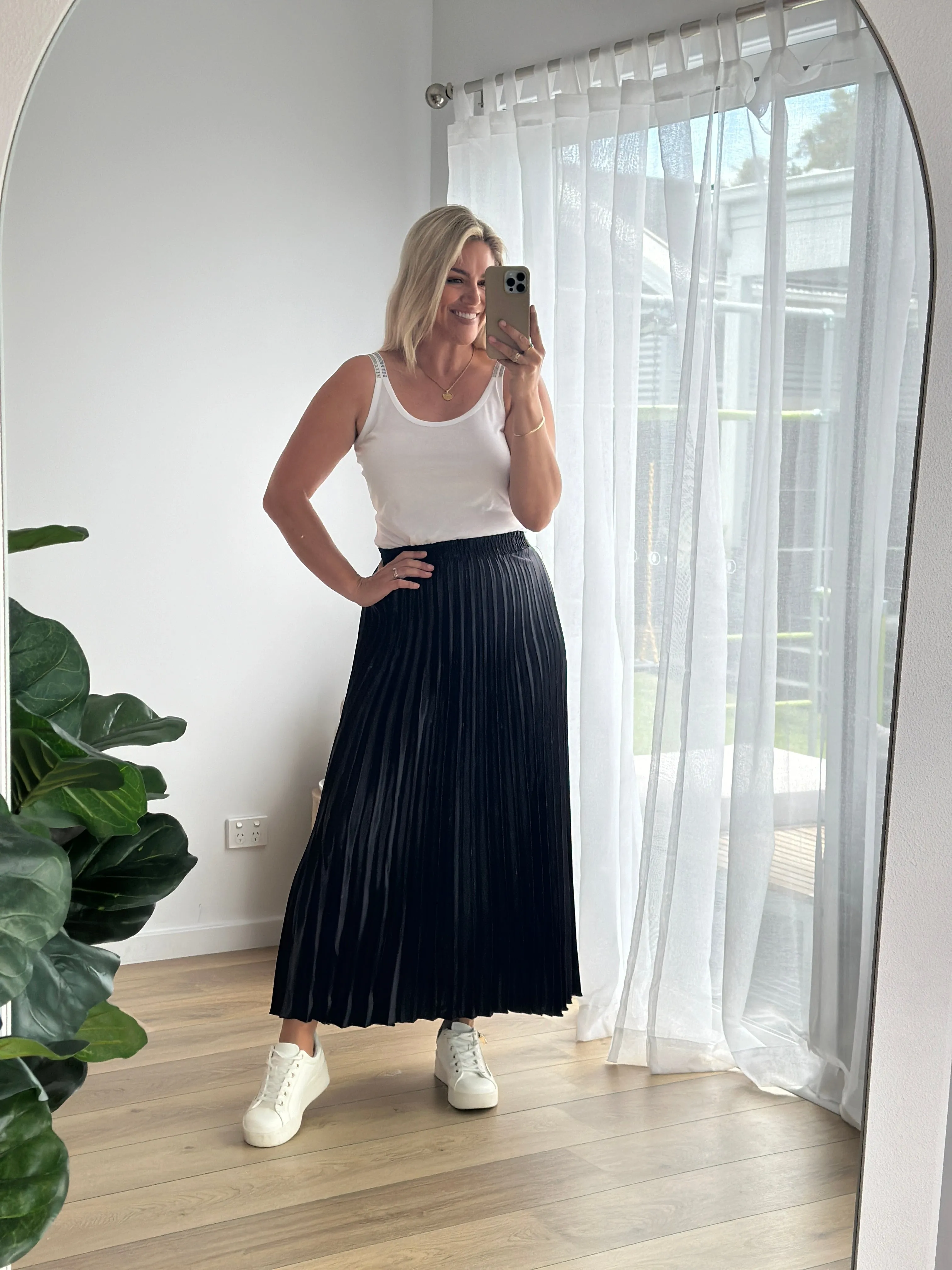 THE LONG PLEATED SKIRT