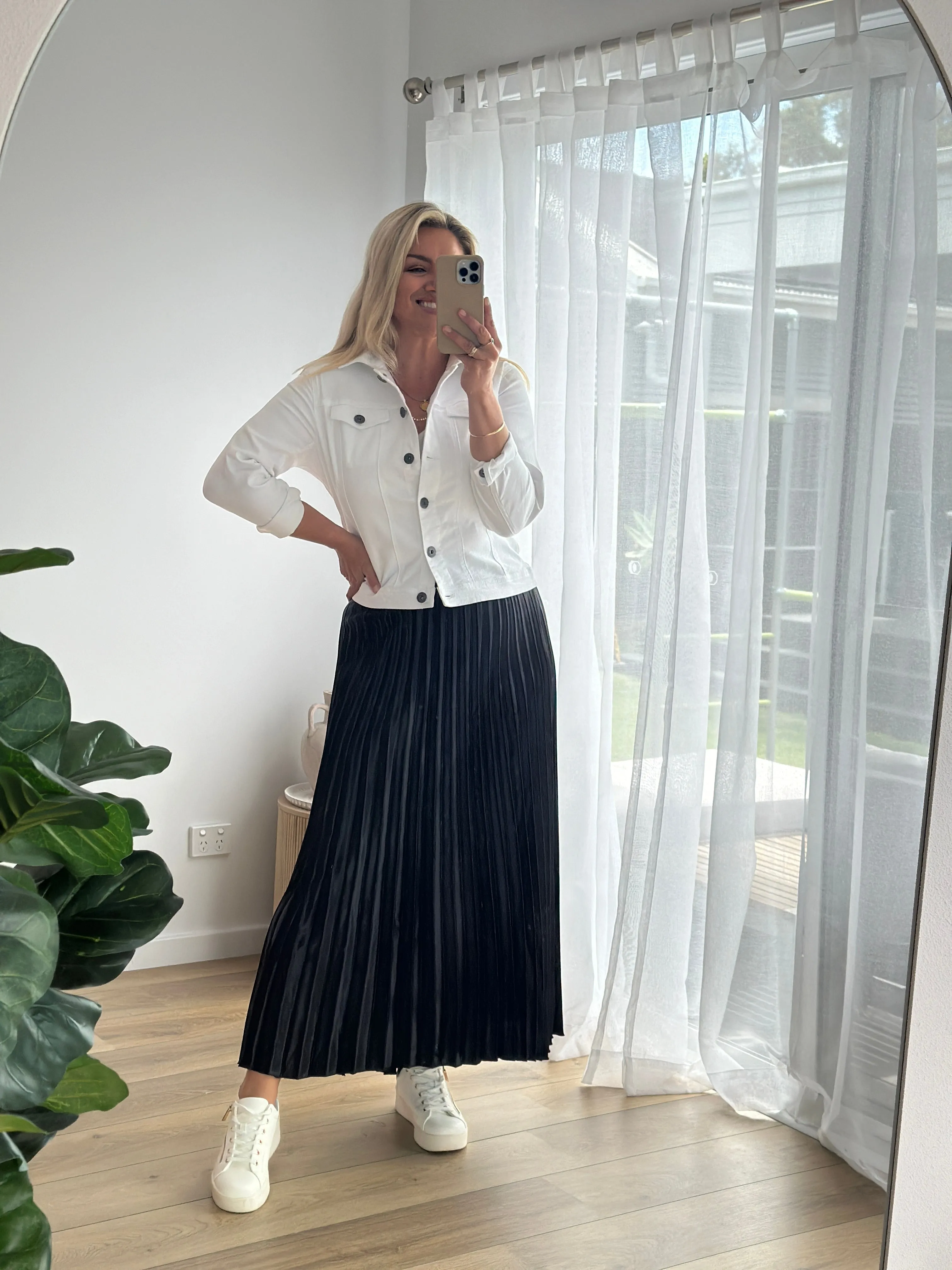 THE LONG PLEATED SKIRT