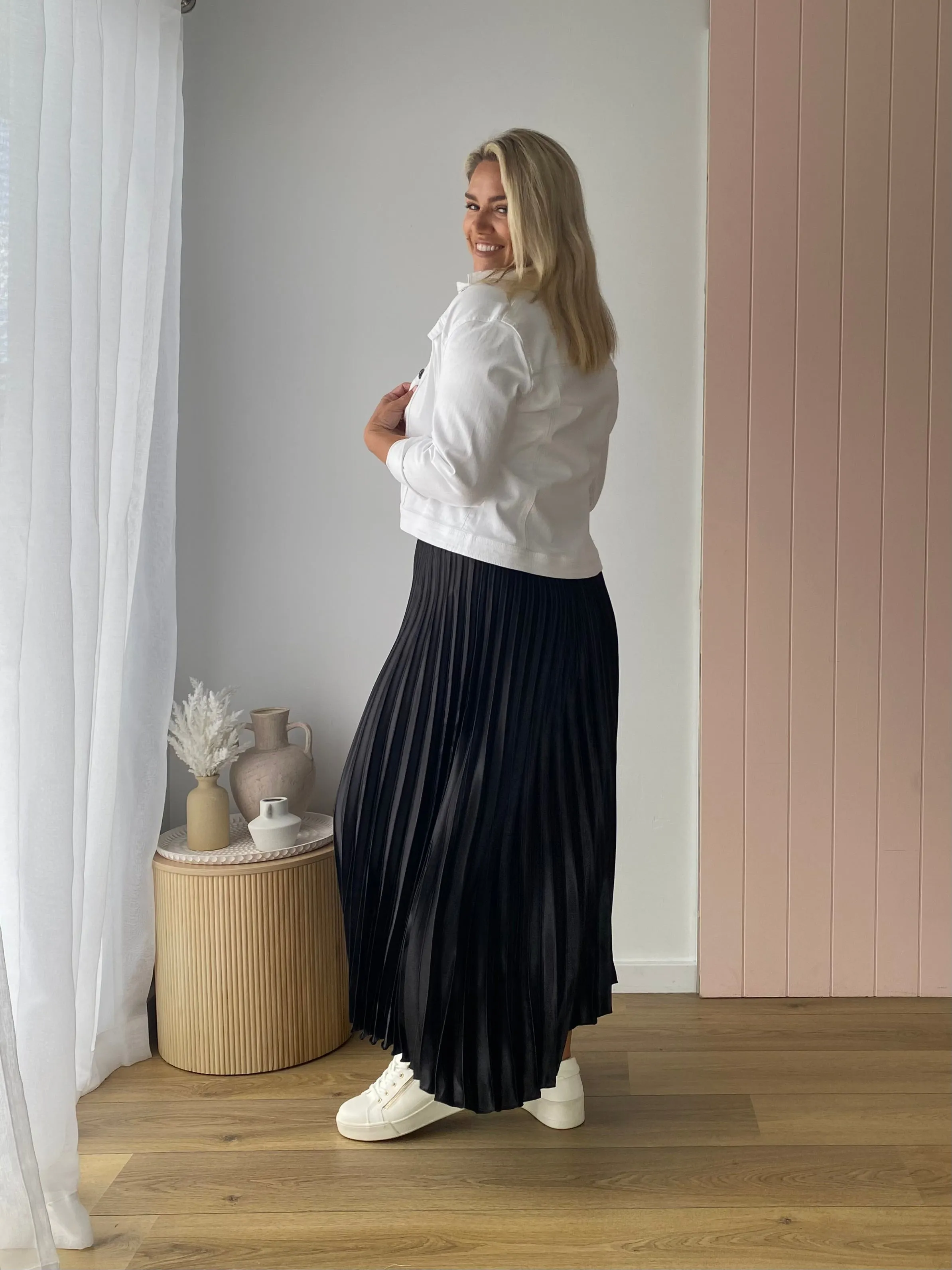 THE LONG PLEATED SKIRT