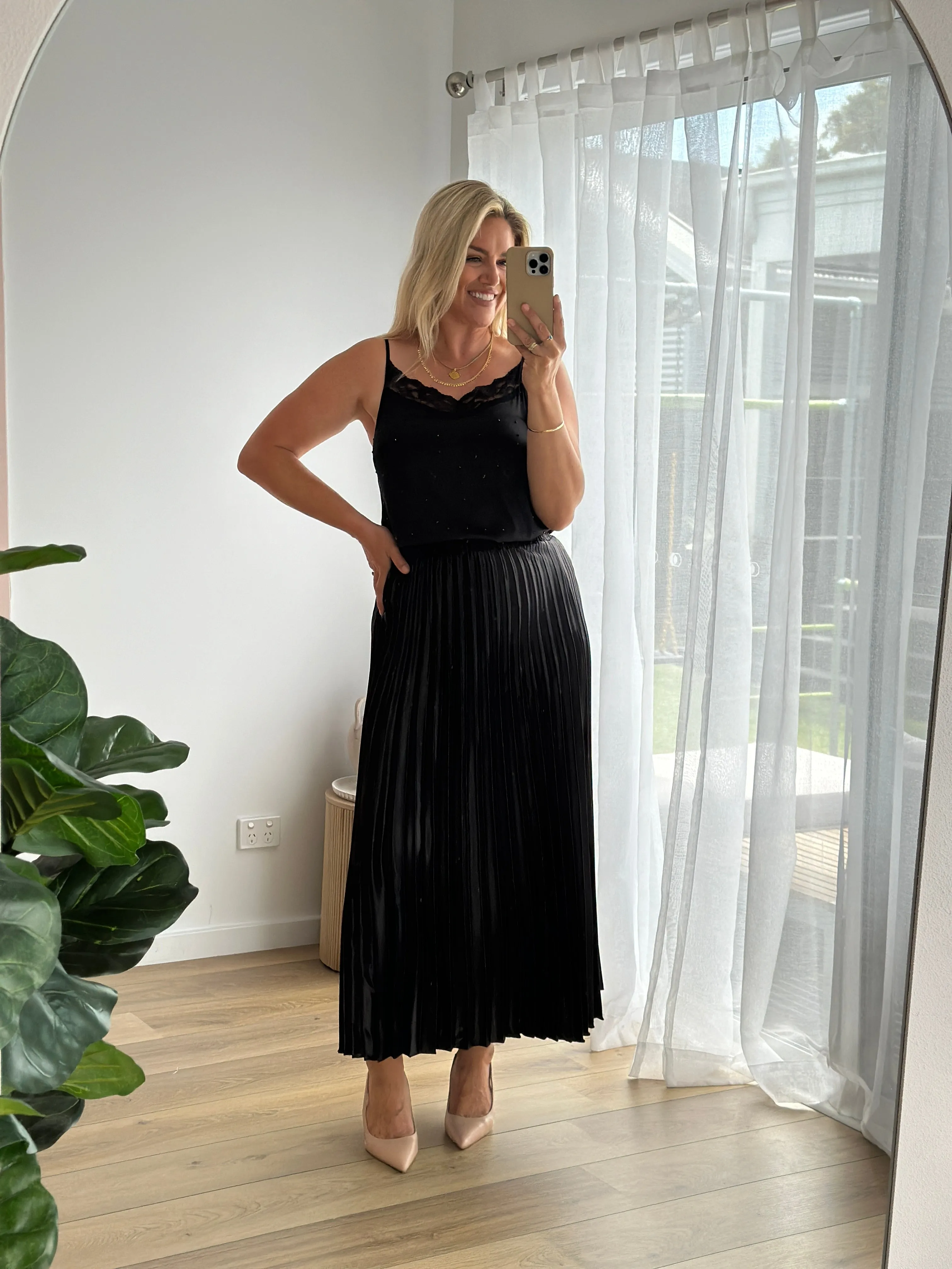 THE LONG PLEATED SKIRT