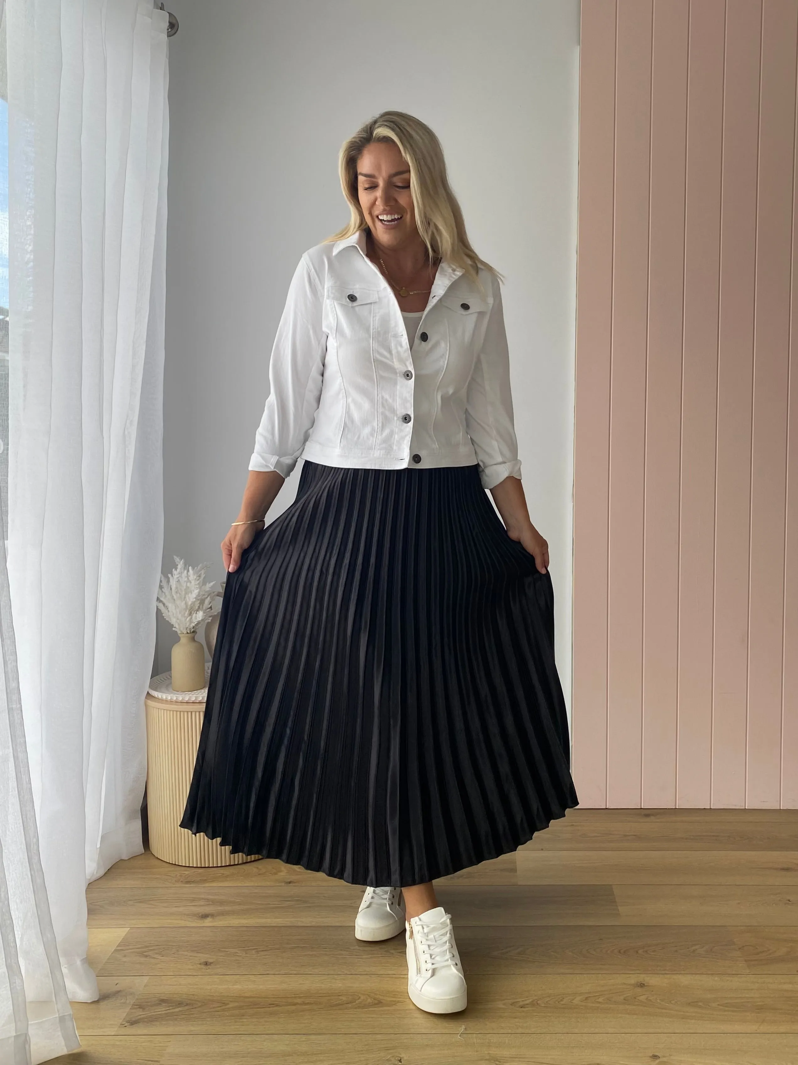 THE LONG PLEATED SKIRT
